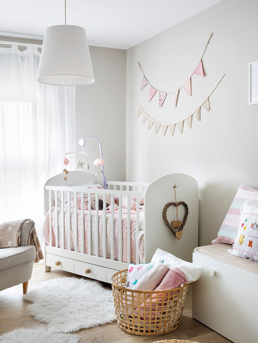 religión formal Propiedad Una habitación con cuna decorada en blanco - El cuarto del bebé