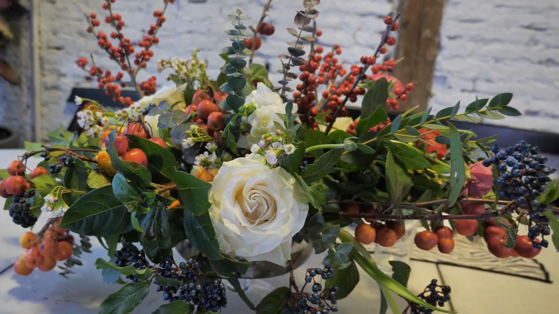 Cinco ideas para decorar con centros de flores tu mesa de Navidad