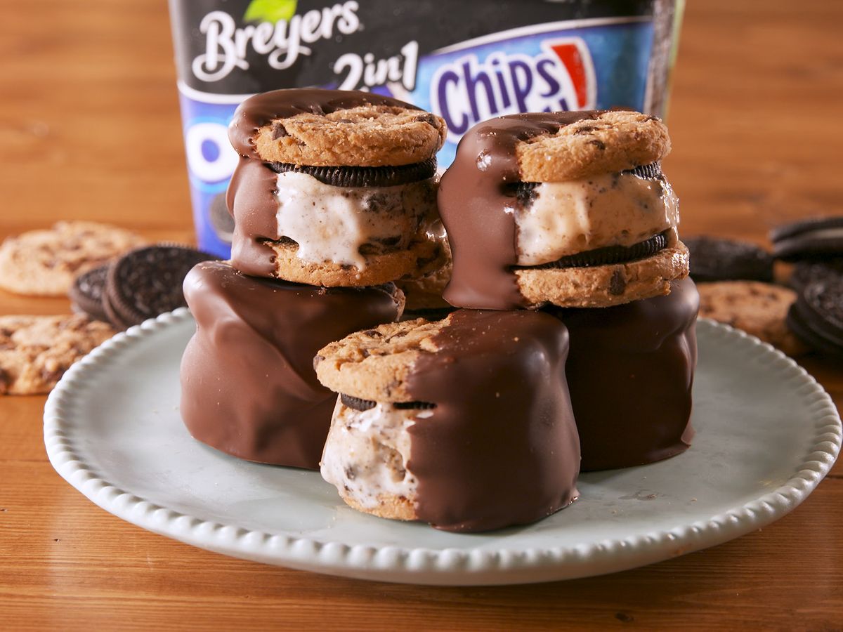 https://hips.hearstapps.com/vidthumb/images/delish-2-face-cookie-sandwiches-still002-1533831293.jpg?crop=0.75xw:1xh;center,top&resize=1200:*