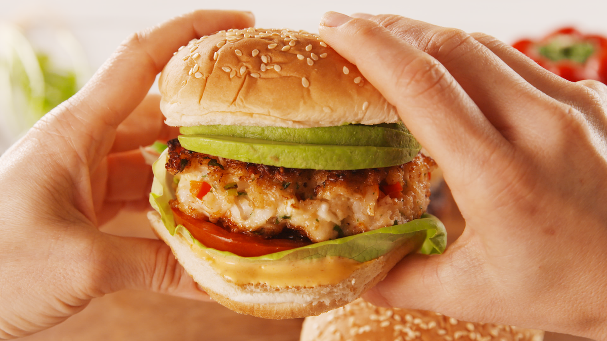 https://hips.hearstapps.com/vidthumb/images/delish-avocado-shrimp-burgers-2-1530627684.png?crop=1.00xw:0.895xh;0,0.0655xh&resize=1200:*