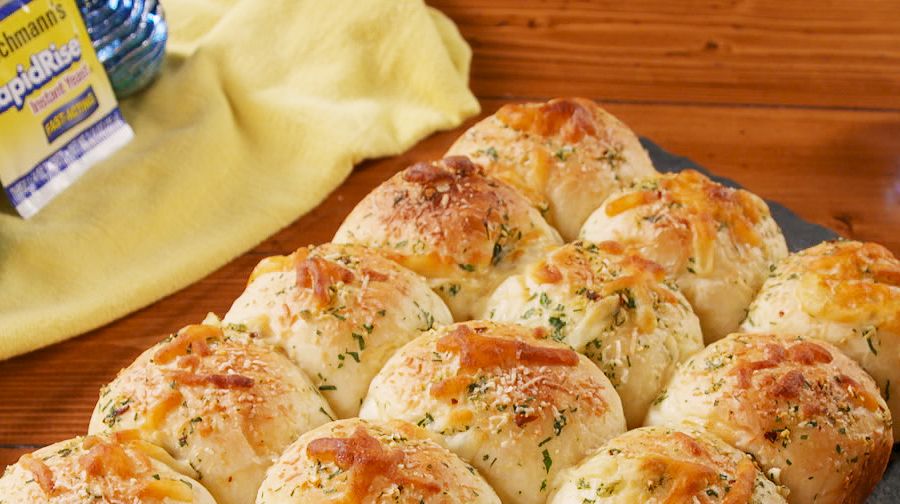 preview for Cheesy Garlic Rolls Will Be The Star Of Your Holiday Table