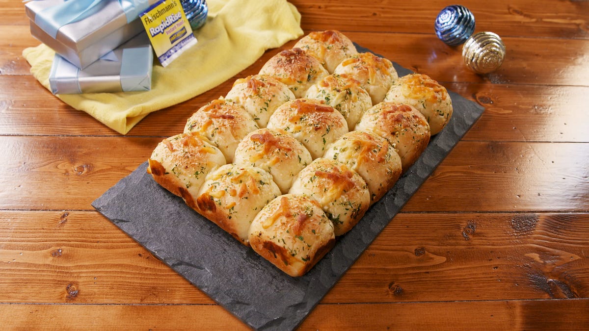 preview for Cheesy Garlic Rolls Will Be The Star Of Your Holiday Table