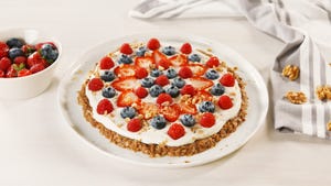 pizza de granola y yogur con frutos rojos