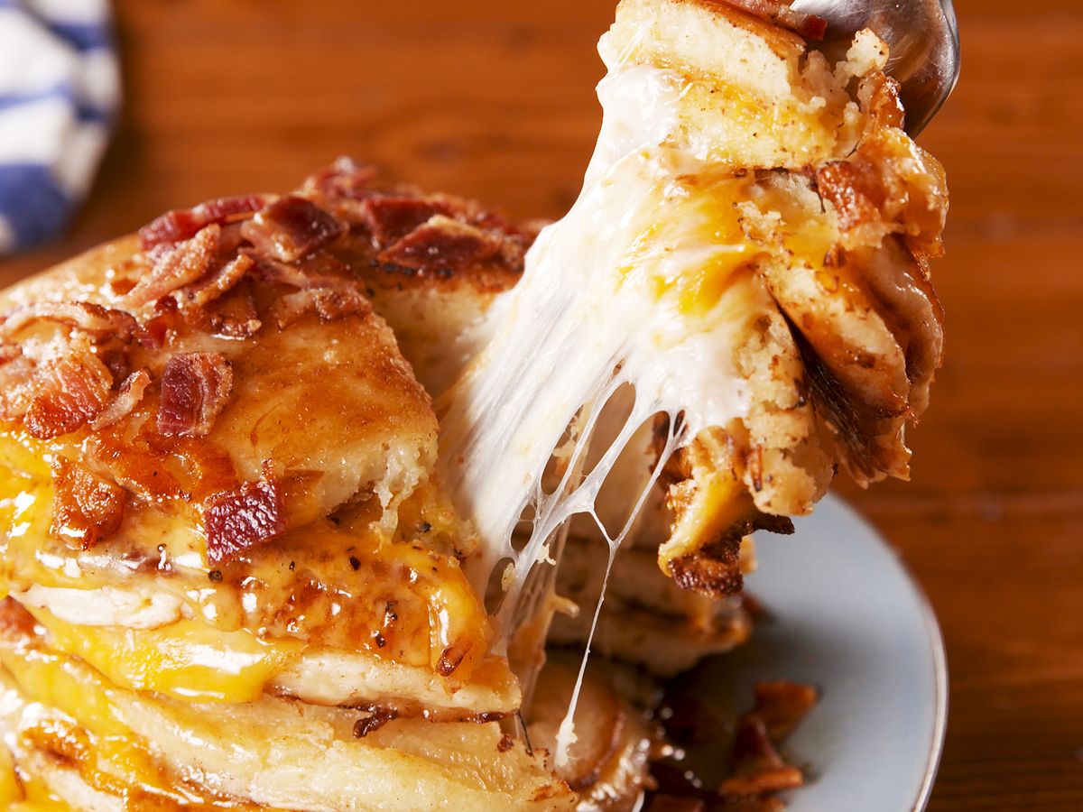 https://hips.hearstapps.com/vidthumb/images/delish-grilled-cheese-pancakes-horizontal-still006-1567017584.jpg?crop=0.75xw:1xh;center,top&resize=1200:*