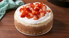 https://hips.hearstapps.com/vidthumb/images/delish-instant-pot-cheesecake-still003-1517850385.jpg?crop=0.724xw%3A0.724xh%3B0.147xw%2C0.177xh&resize=240%3A*