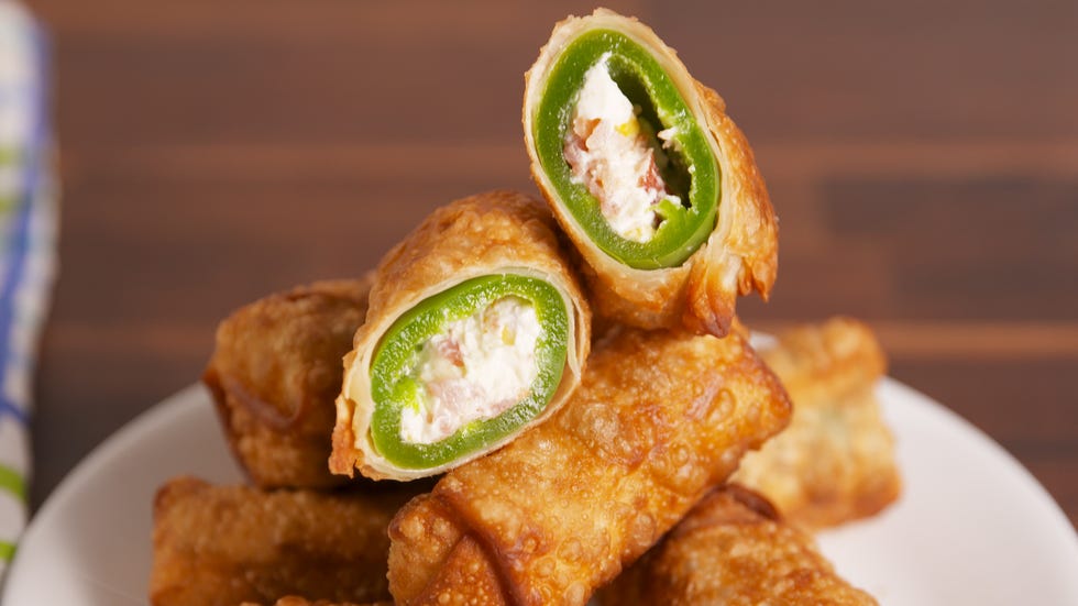 https://hips.hearstapps.com/vidthumb/images/delish-jalapeno-popper-eggs-rolls-still001-1516206142.jpg?crop=0.378xw:1.00xh;0.329xw,0&resize=980:*