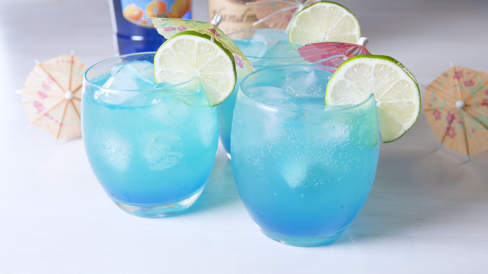 Коктейль алкогольный с сиропом голубая. Голубая Лагуна коктейль с Blue Curacao. Голубая Лагуна Blue Lagoon коктейль. Коктейль голубая Лагуна с сиропом Блю Кюрасао. Кюрасао (ликёр).