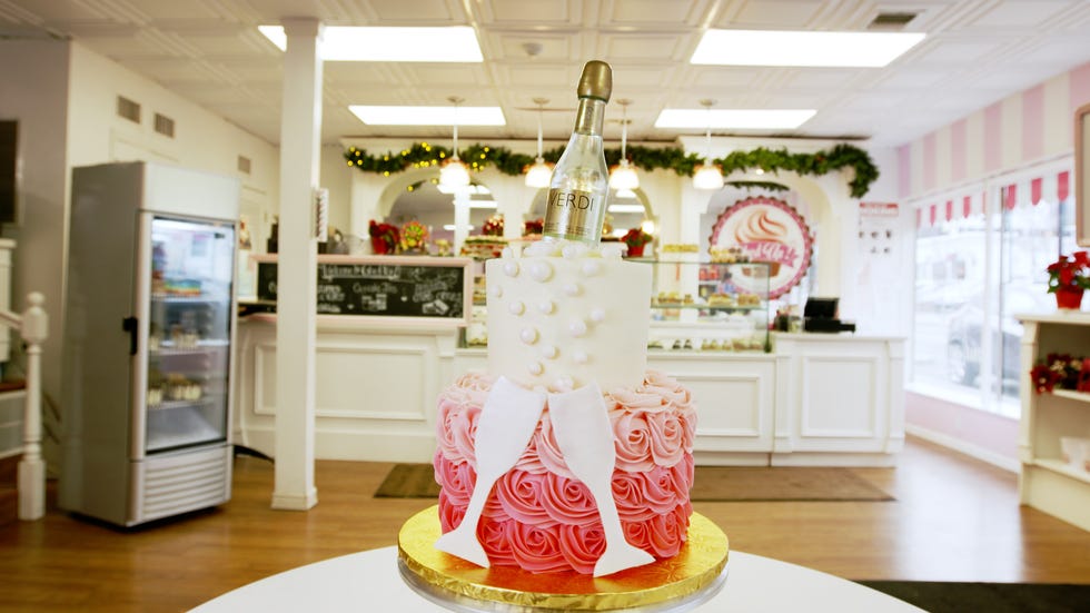 Cake decorating, Cake, Torte, Food, Interior design, Dessert, Icing, Bakery, Baked goods, Room, 