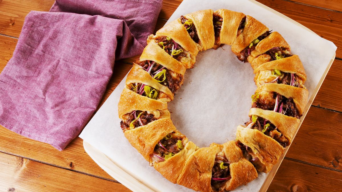 preview for Feeding A Crowd? This Pulled Pork Ring Is A CROWD-PLEASER!