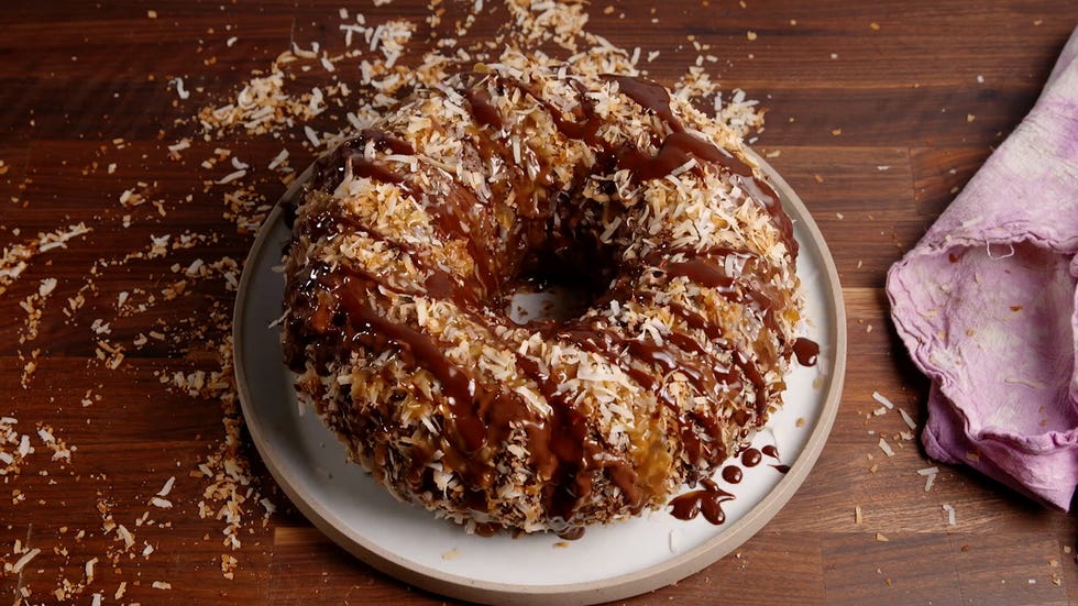 https://hips.hearstapps.com/vidthumb/images/delish-samoa-bundt-cake-redo-1-1542407912.jpg?crop=0.375xw:1xh;center,top&resize=980:*