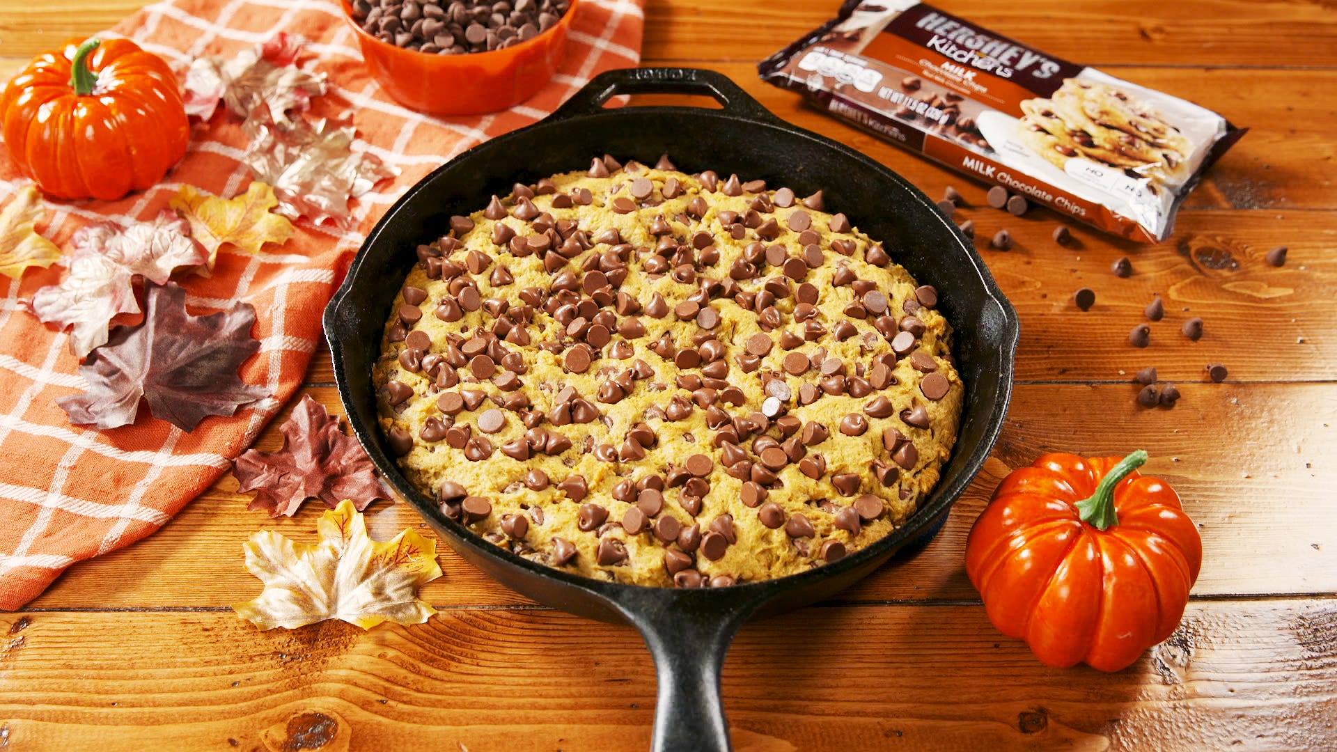 https://hips.hearstapps.com/vidthumb/images/delish-skillet-pumpkin-chocolate-chip-cookie-still001-1540570986.jpg?crop=1.00xw:1.00xh;0,0