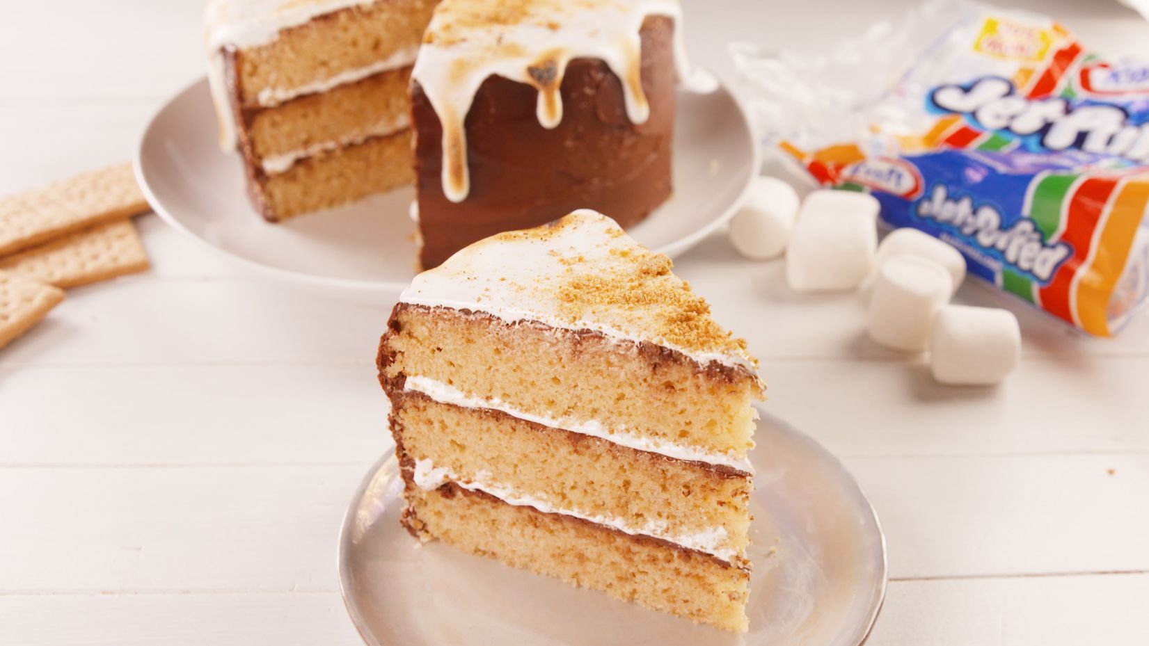 https://hips.hearstapps.com/vidthumb/images/delish-smores-cake-3-1529077397.jpg