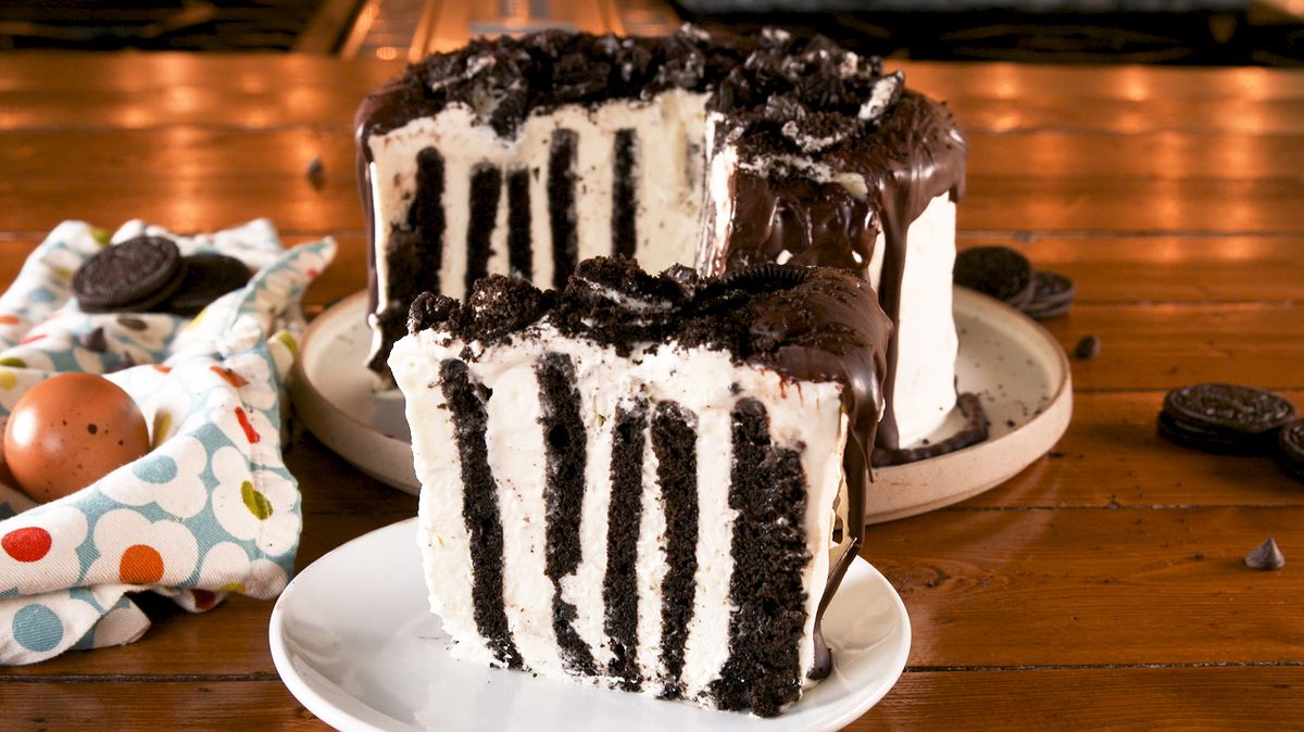preview for Calling All Oreo Lovers To Eat This Vertical Layer Cake
