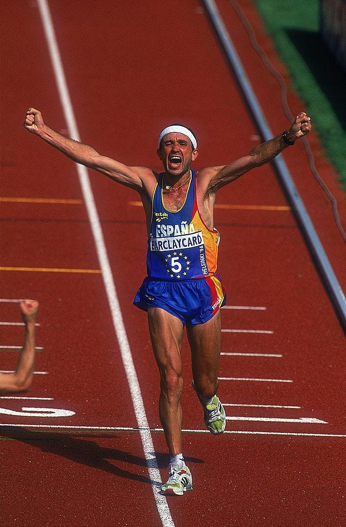el maratoniano diego garcía alza los brazos al entrar en la meta del europeo de maratón de helsinki 1994, donde logró la medalla de plata