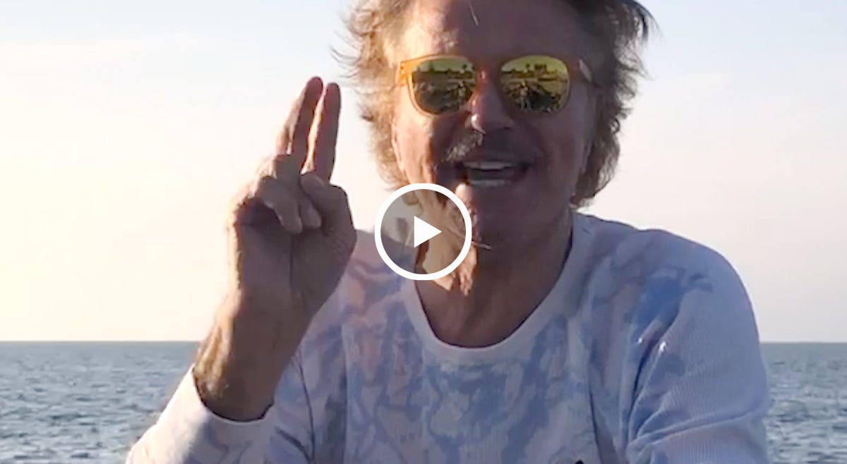 edmundo arrocet, ex de maria teresa campos, reaparece en alta mar saludando a un amigo