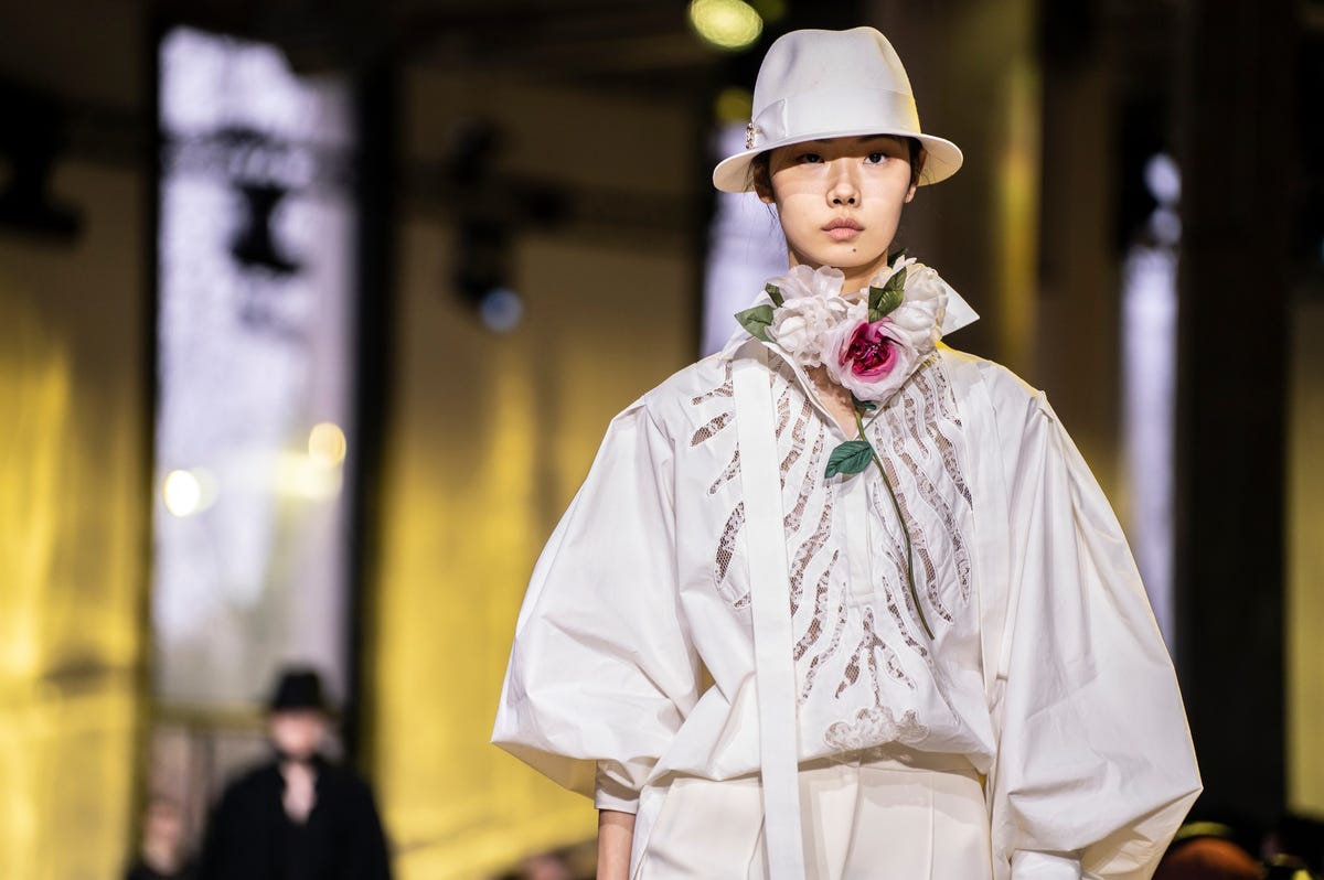 Elle - Cappello rosa a coste con strass e pompon i pelliccia