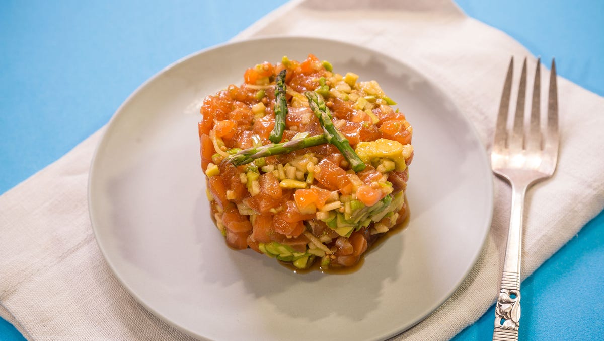 No puedes dejar de probar este sencillo y exquisito tartar de salmón y aguacate 4 Merca2.es Ingredientes del tartar de salmón y aguacate para cuatro comensales