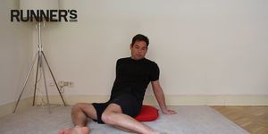 el fisioterapeuta juan reque sentado en el suelo haciendo un ejercicio de movilidad