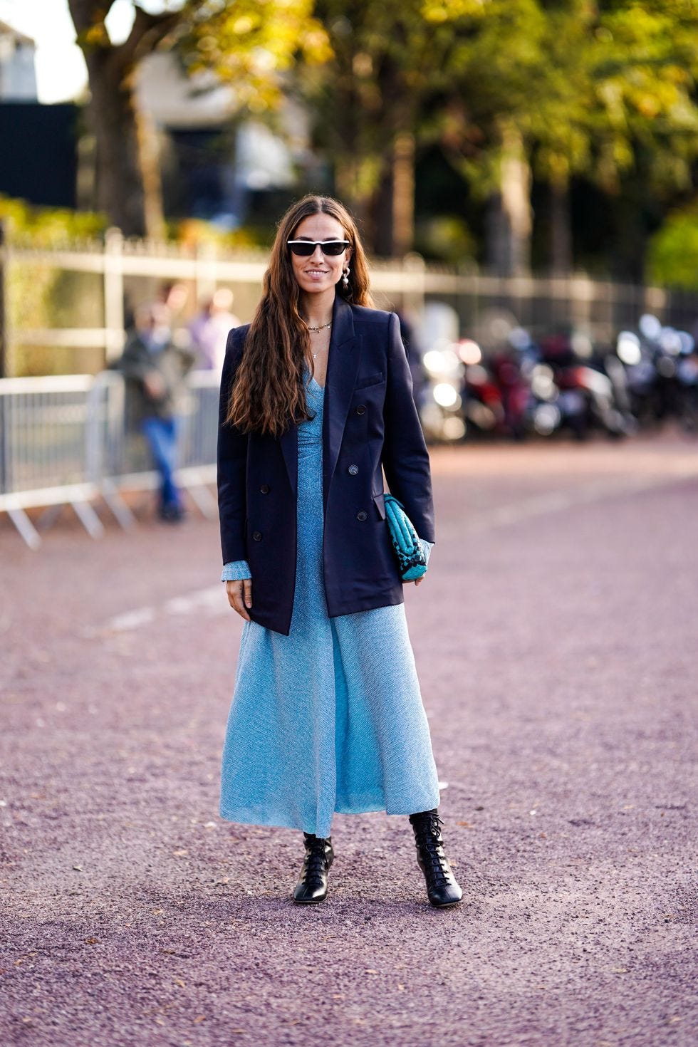 Vestido blanco con saco fashion negro