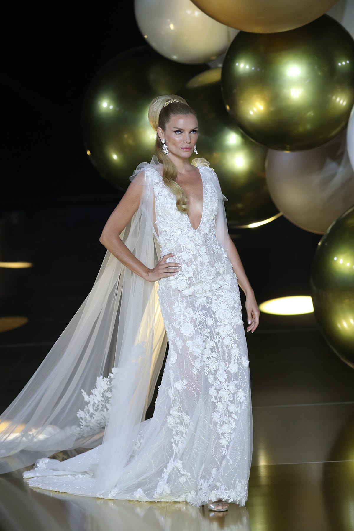 https://hips.hearstapps.com/vidthumb/images/esther-can-adas-barcelona-bridal-fashion-week-elle-1650965904.jpg?crop=1xw:0.5xh;center,top&resize=1200:*