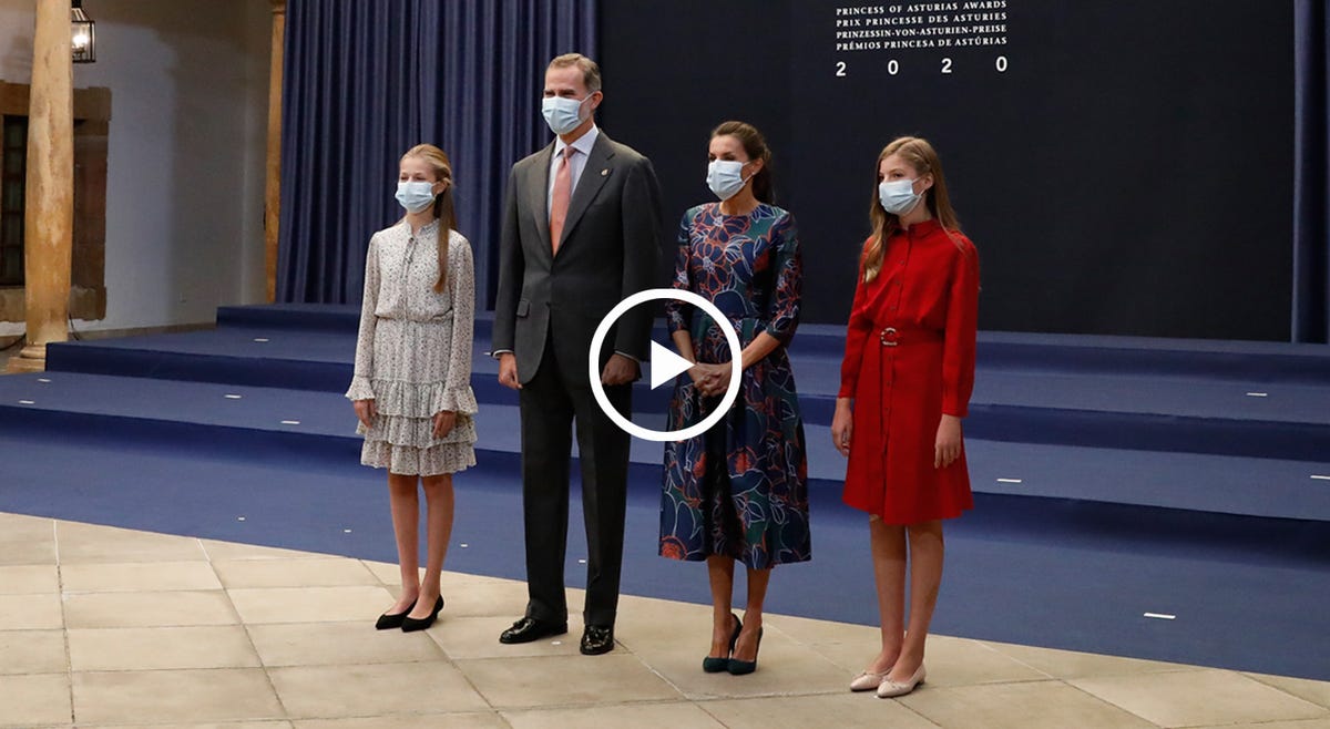 los reyes felipe y letizia y sus hijas, leonor y sofía, reciben en audiencia a los premiados de los princesa de asturias 2020
