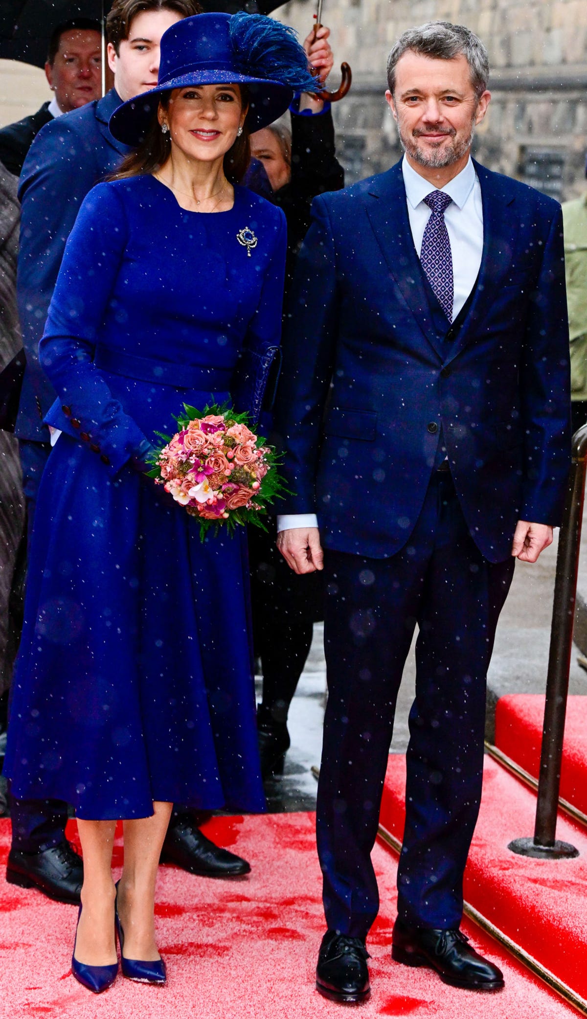 el rey, con traje y corbata, en su primer acto como monarca en el parlamento