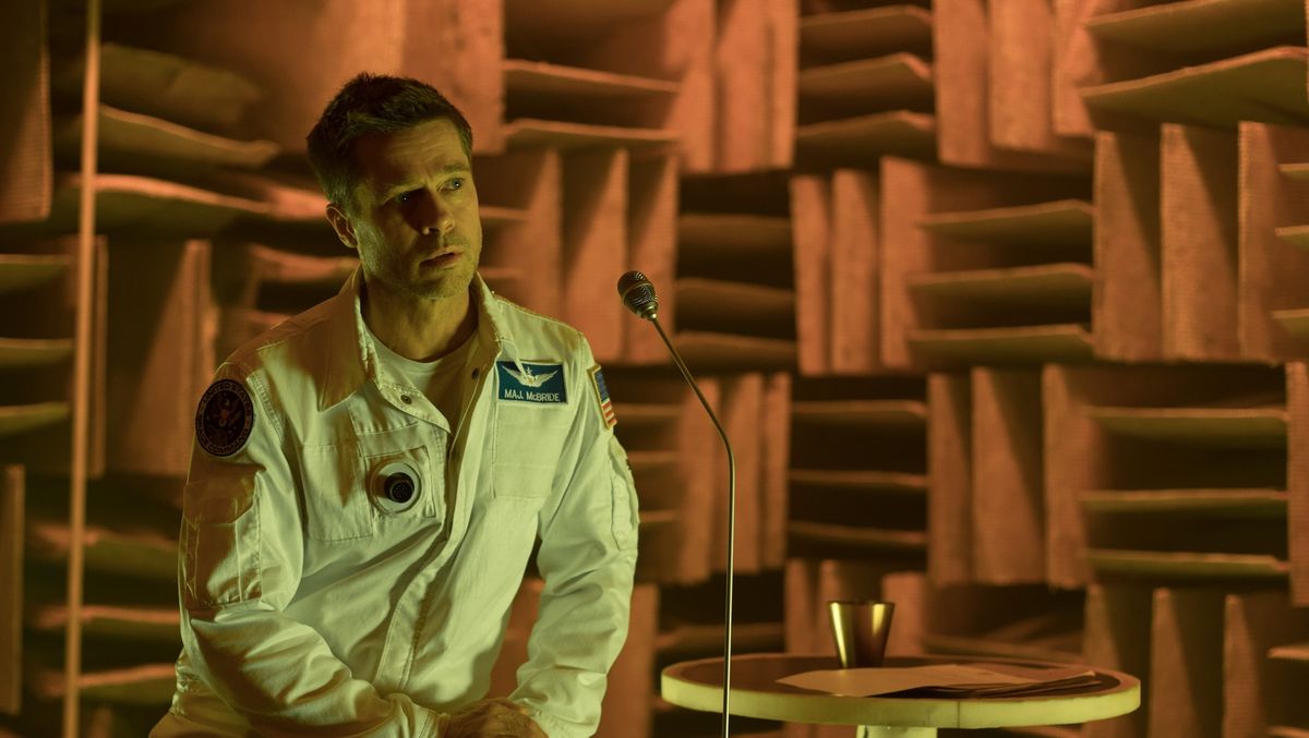 preview for Brad Pitt y Tommy Lee Jones en ’Ad Astra’