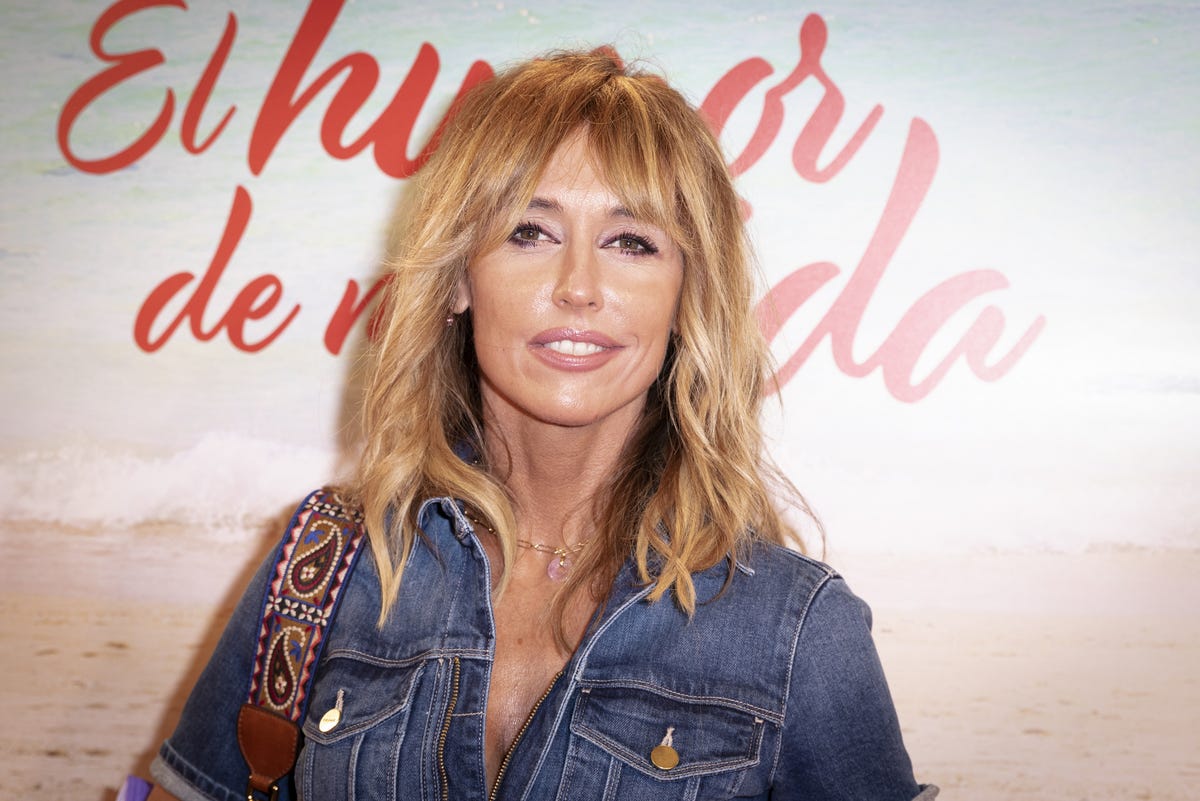 la presentadora, con un vestido negro, de piel en un rincón del plató de 'viva la vida'