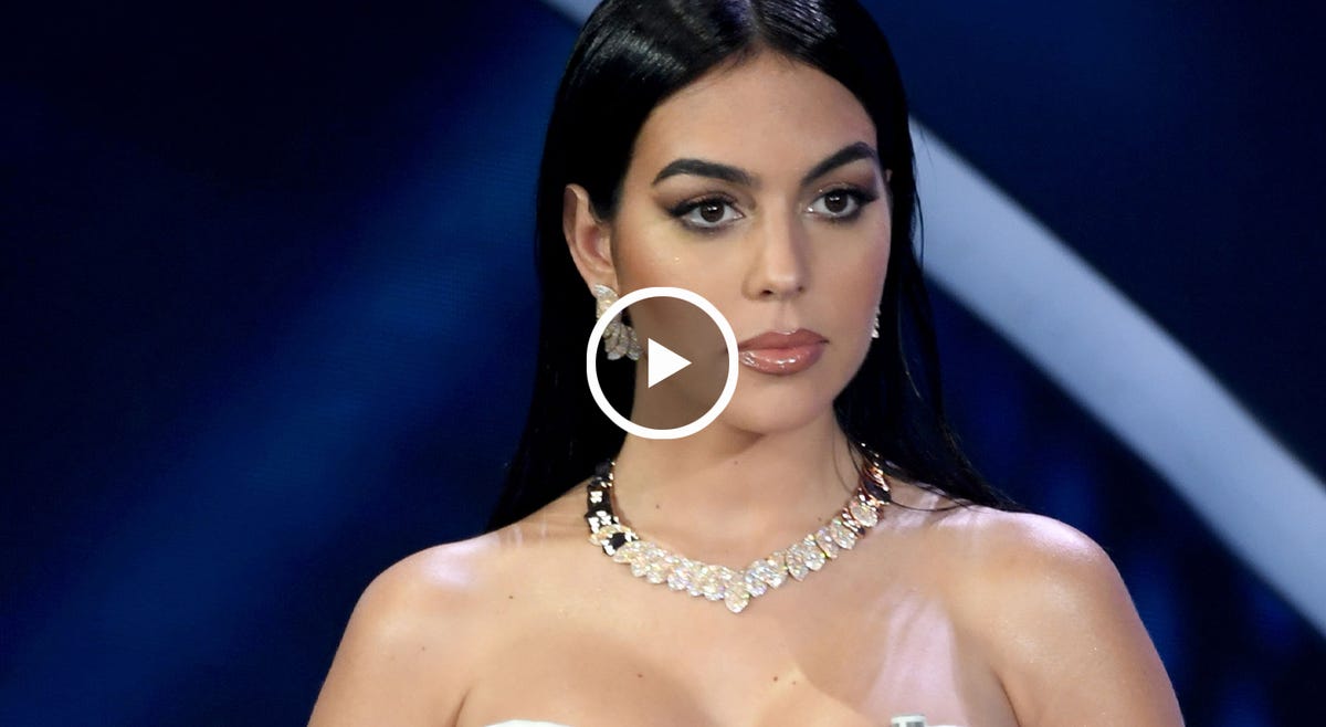 georgina rodríguez en un video haciendo ejercicios de glúteos