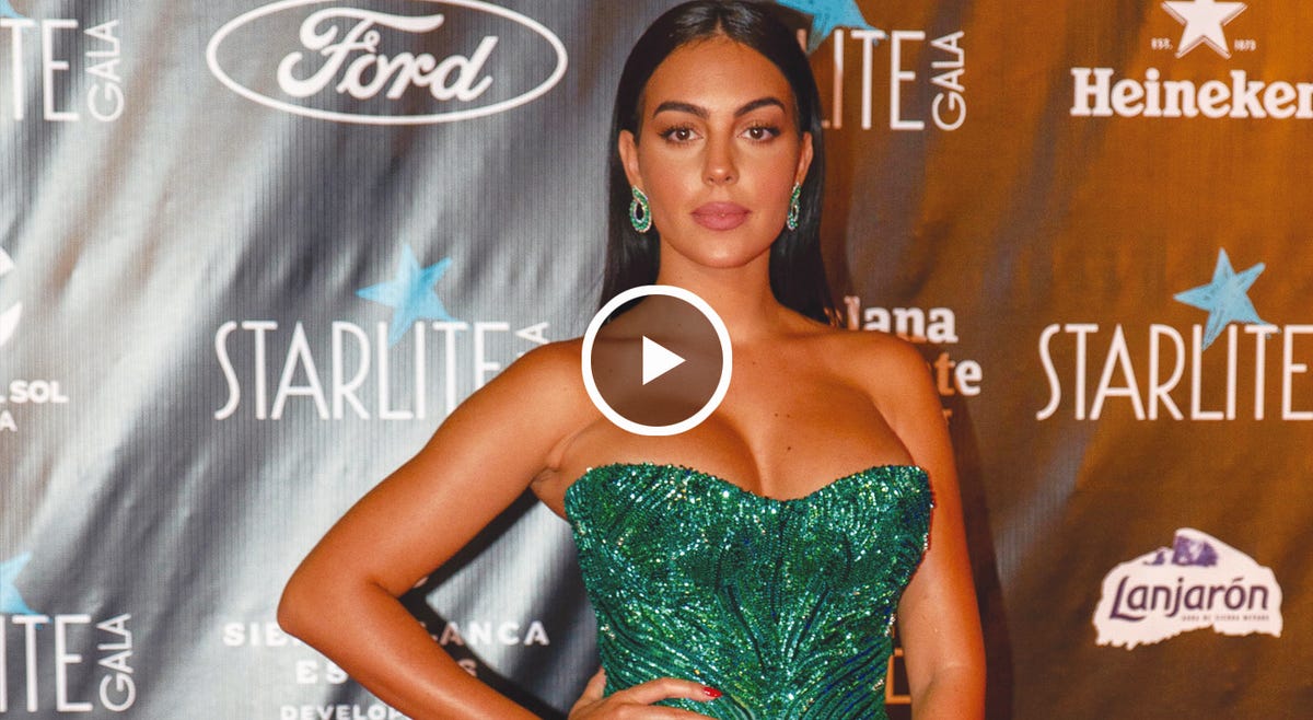 georgina rodríguez llega a la gala starlite en marbella vestida con un traje de noche verde esmeralda