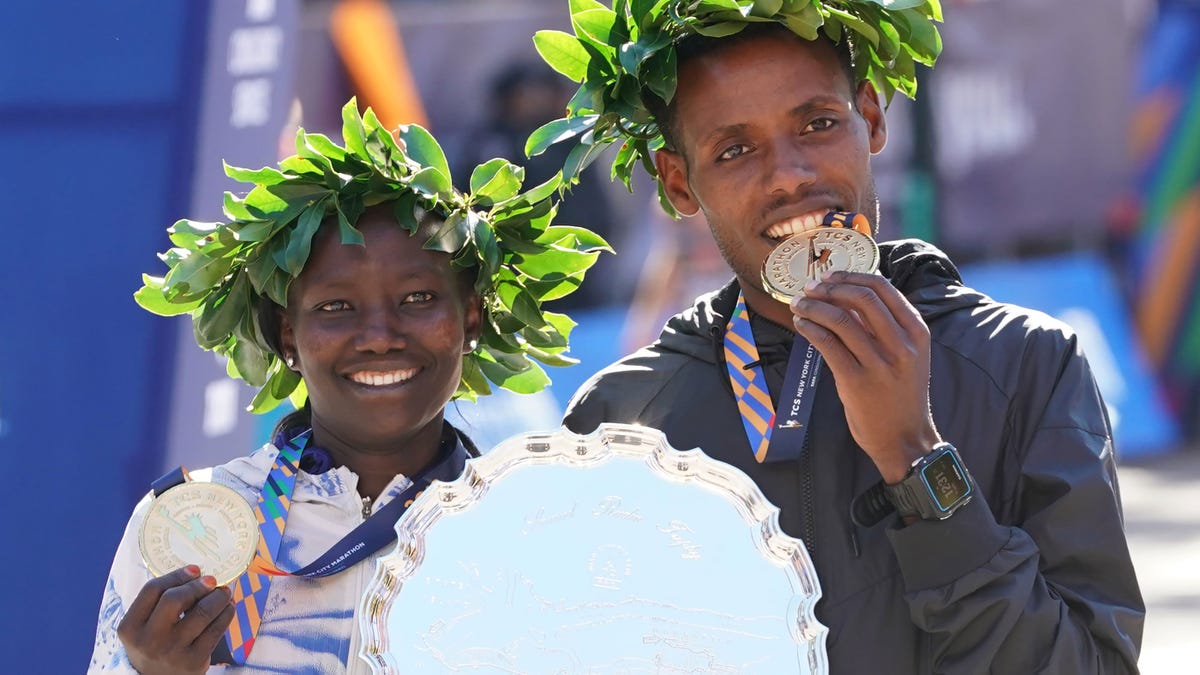 preview for Mary Keitany, Lelisa Desisa Win 2018 Kenyan Vivian Cheruiyot, who said she ran with a hamstring injury, came in second in 2:26:02 and