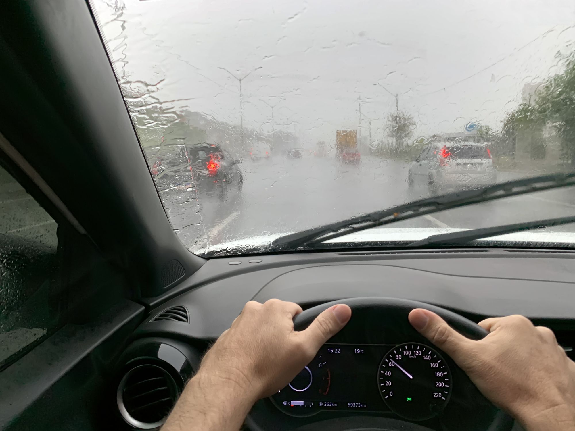 Cómo preparar tu coche para la lluvia: los 10 consejos clave