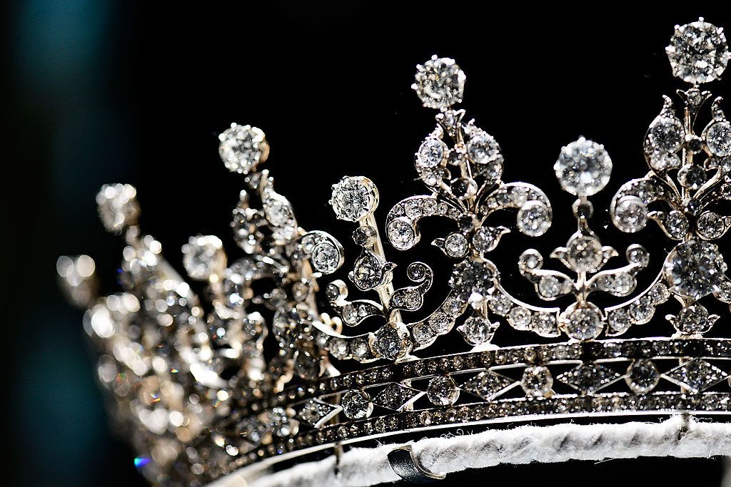 Kids Adults King Queen Gold Crown Royal Wedding Gemstone Fancy Dress Accessory 