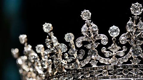 Queen Elizabeth S Most Beautiful Jewels Pictures Of The Queen S Tiaras Crowns