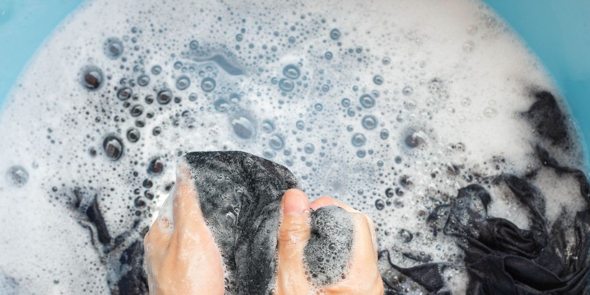 Cómo debes lavar la ropa a mano en el lavabo o