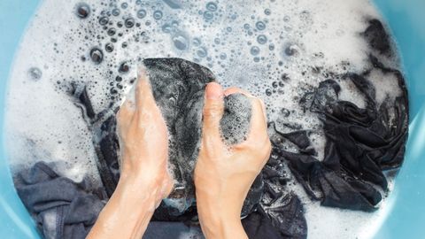 Cómo debes lavar la ropa a mano en el lavabo o fregadero