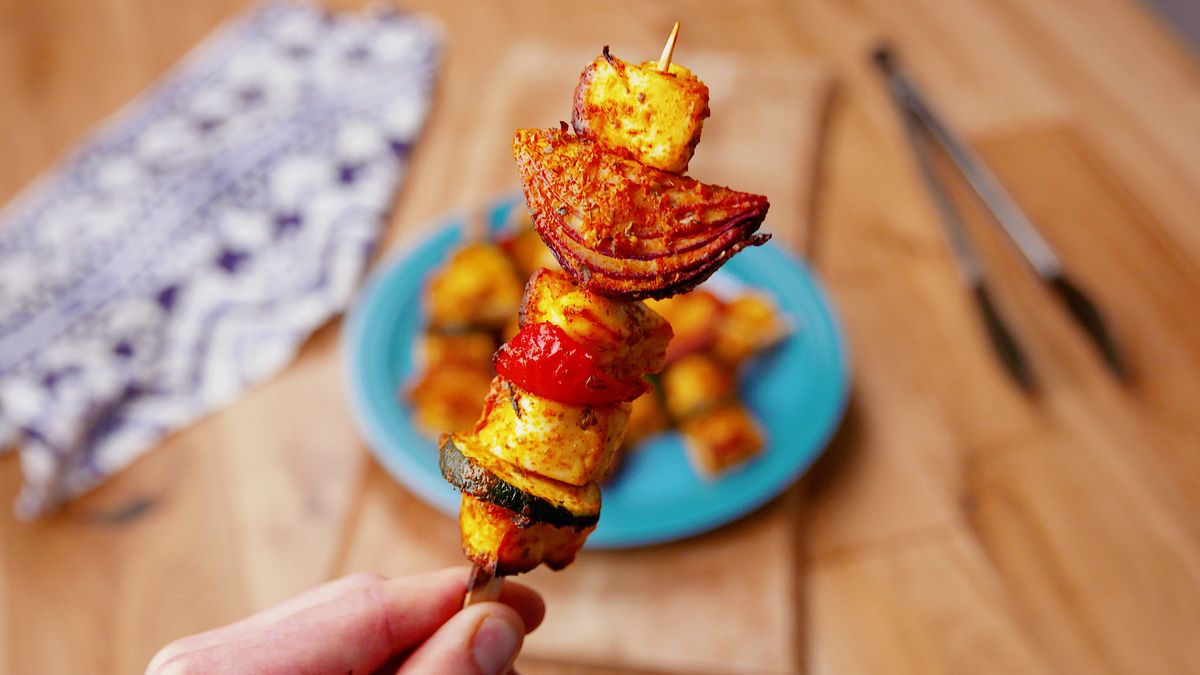 Vegetable skewers with clearance halloumi