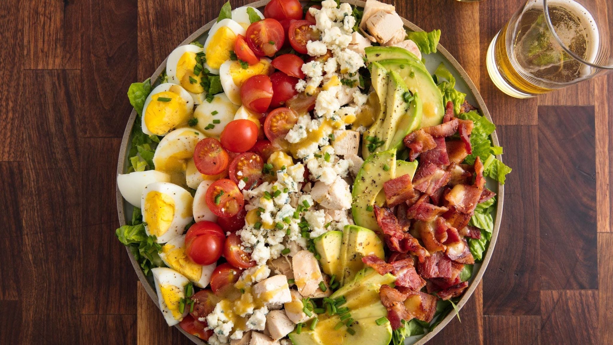 https://hips.hearstapps.com/vidthumb/images/hd-aspect-1520887294-cobb-salad-delish-1653054743.jpeg?crop=0.564xw:1.00xh;0.220xw,0