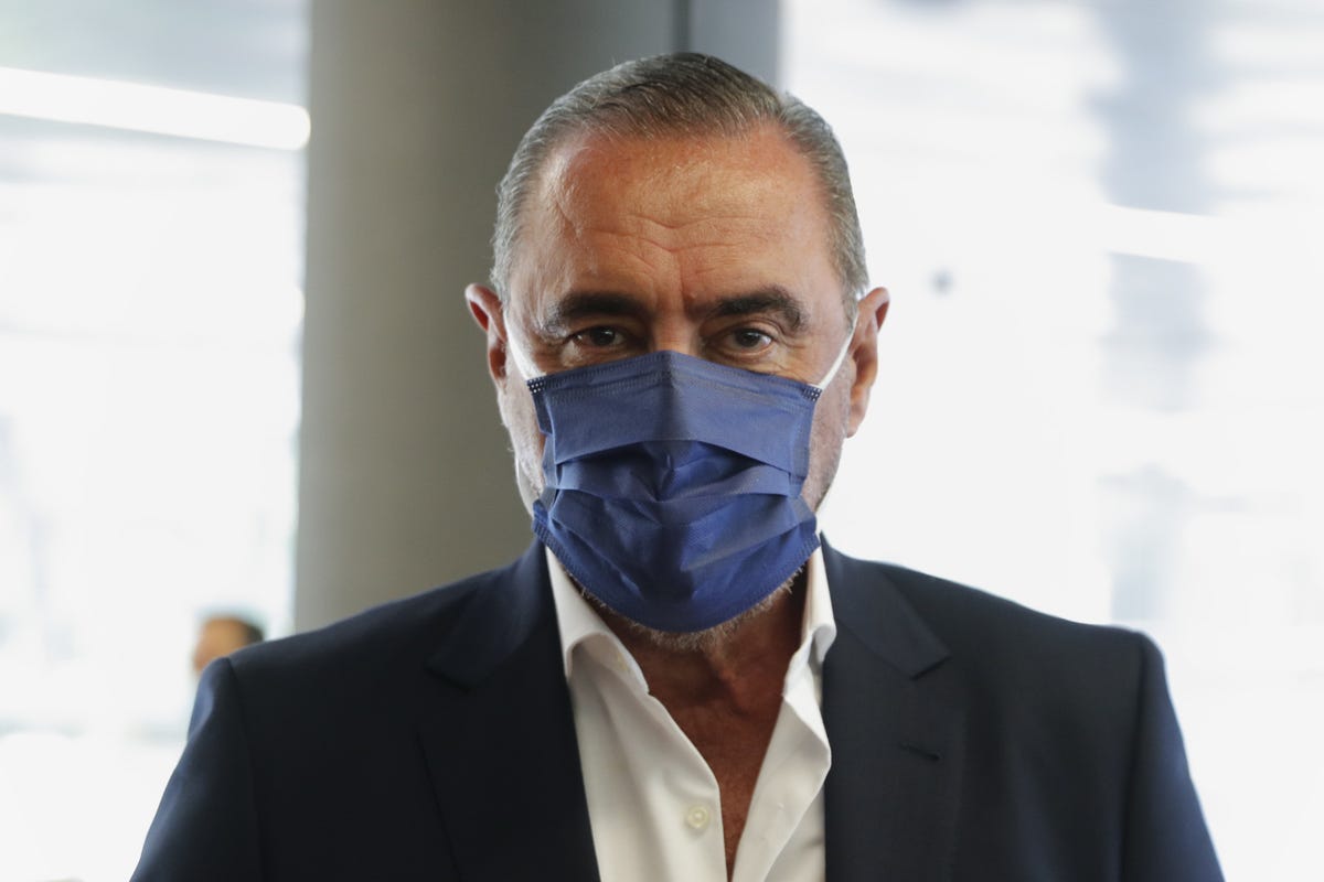 carlos herrera y don juan carlos, en una imagen del encuentro que han mantenido en abu dabi