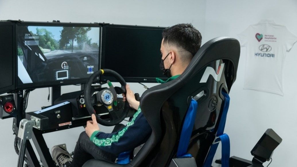 preview for Este simulador de carreras de Hyundai que está en Madrid sirve en la rehabilitación de personas con daños cerebrales