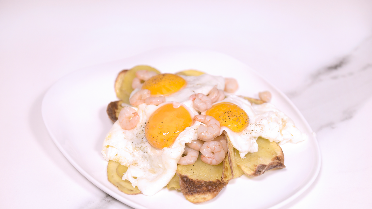 preview for Receta de huevos rotos con patatas en 'air fryer' y gambas, por Delicious Martha