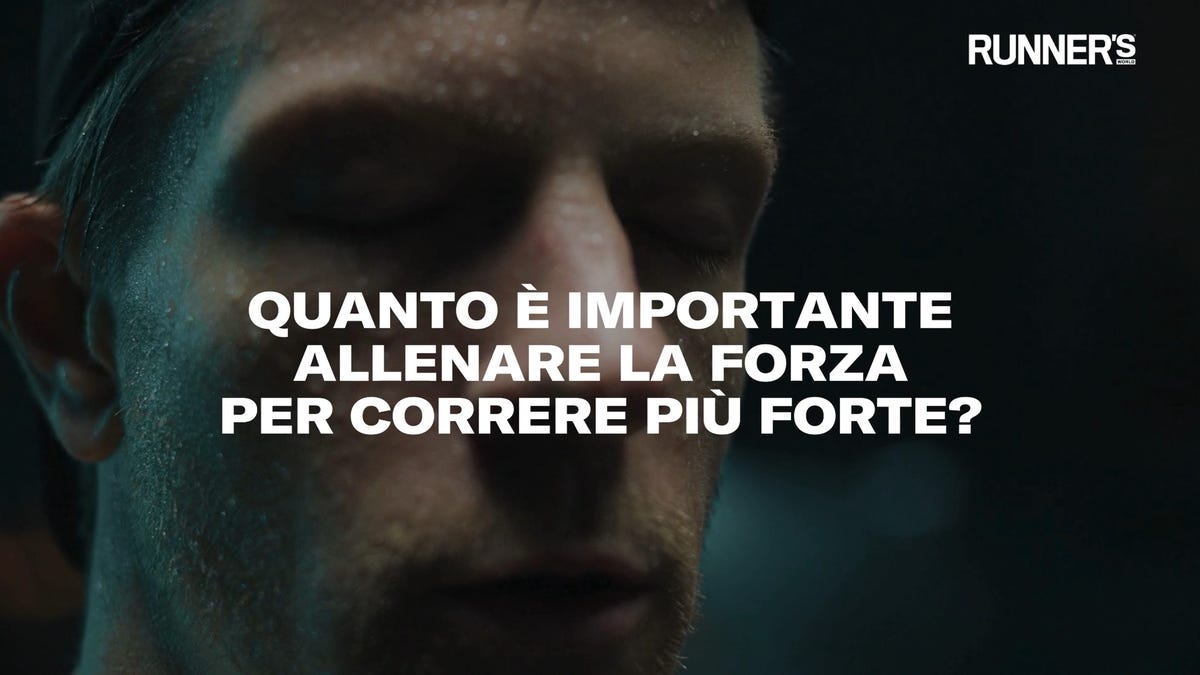 10 esercizi a corpo libero a man doing a squat on a mat