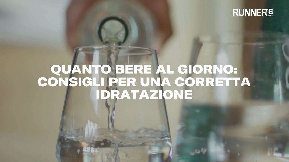 Le borracce smart per ricordarti di bere young handsome athlete drinking water on the bridge after running