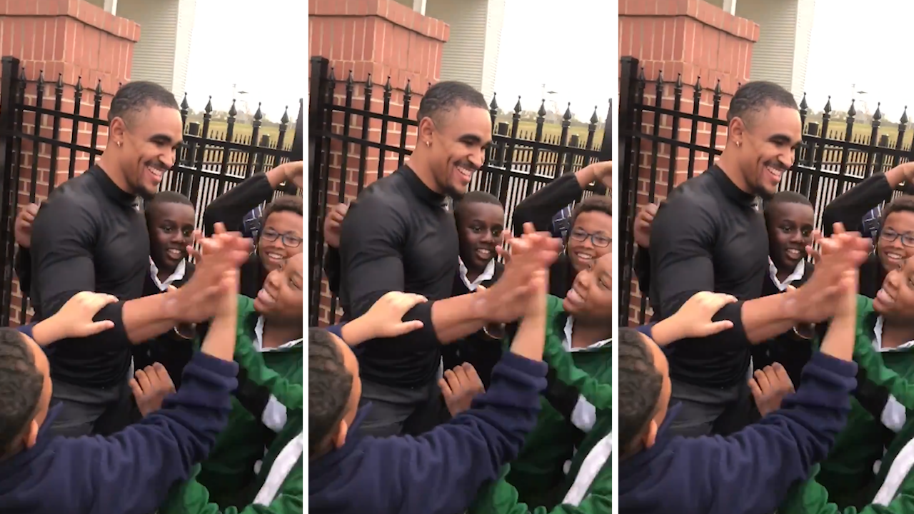 Jalen Hurts sends crowd of children into frenzy after Senior Bowl