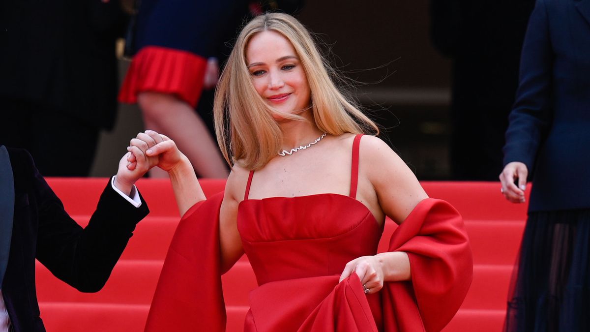 preview for El día que Jennifer Lawrence se saltó el protocolo en Cannes con unas chanclas y otros momentazos de la actriz