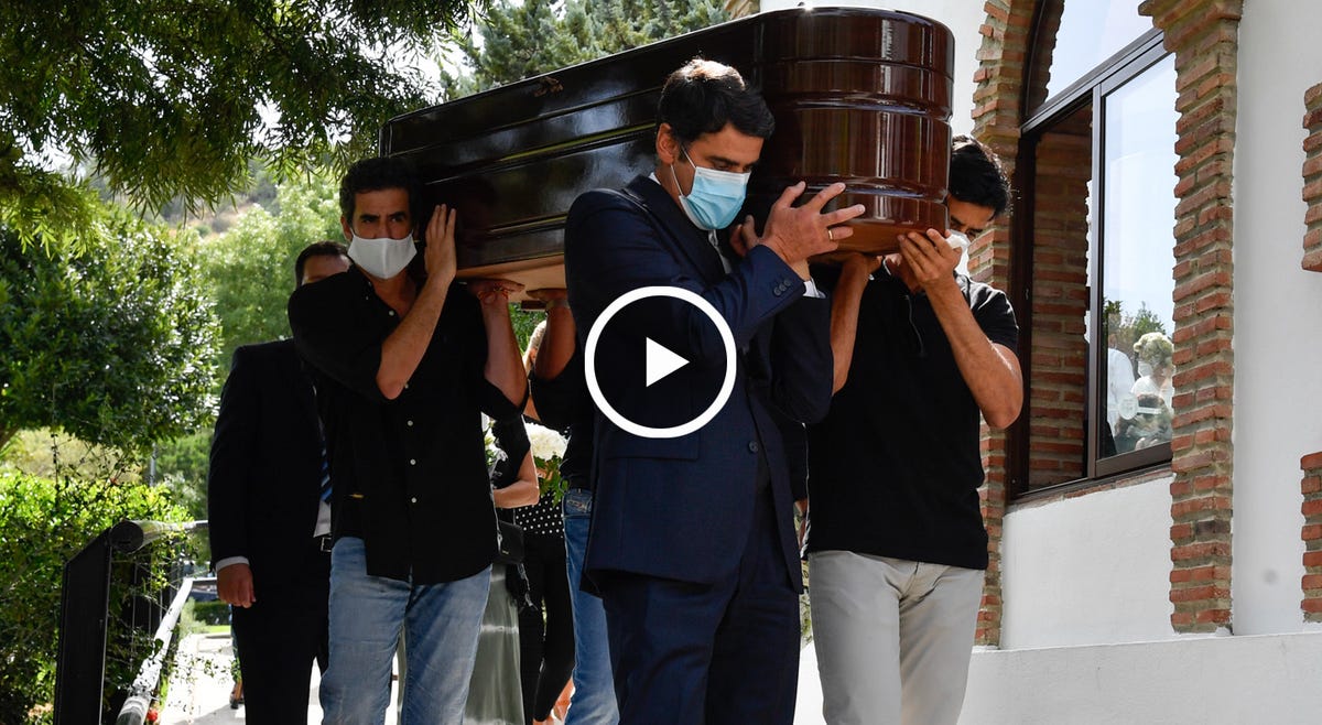 jesulín y victor janeiro portan el féretro de su padre humberto janeiro el día de su entierro