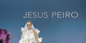 vestido de novia de jesús peiró en la barcelona fashion week 2022