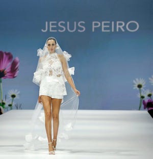 vestido de novia de jesús peiró en la barcelona fashion week 2022