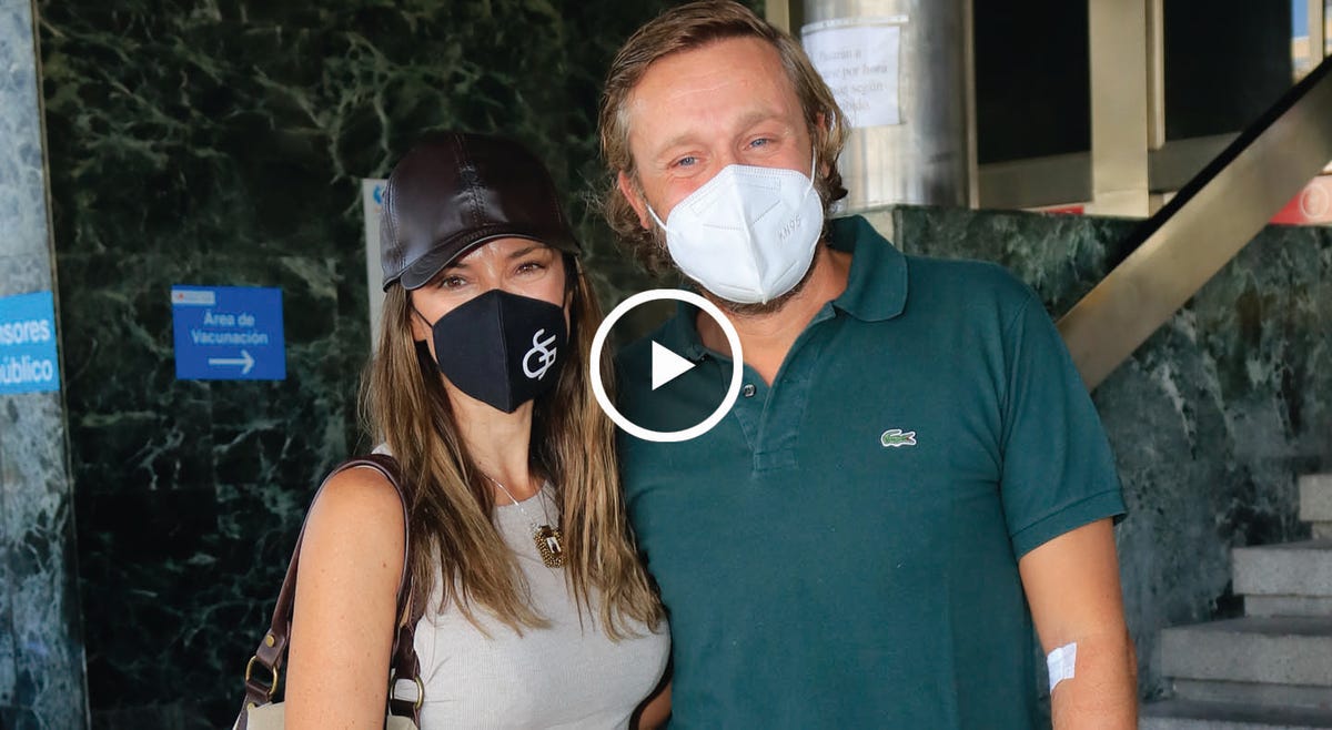 juan peña abandona el hospital ramón y cajal de madrid, donde ha estado ingresado por covid, acompañado por su mujer  sonia gonzález