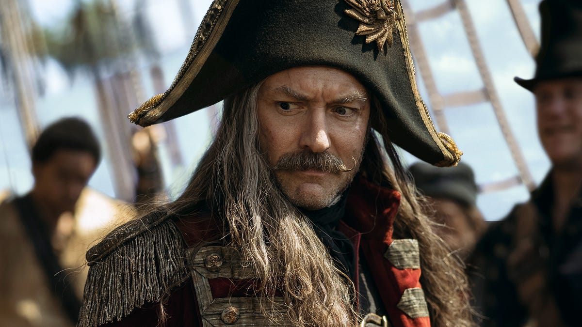 Jude Law surprises everyone by revealing the style of music he listened to every morning to become Captain Hook from ‘Peter Pan and Wendy’, the new Disney+ movie